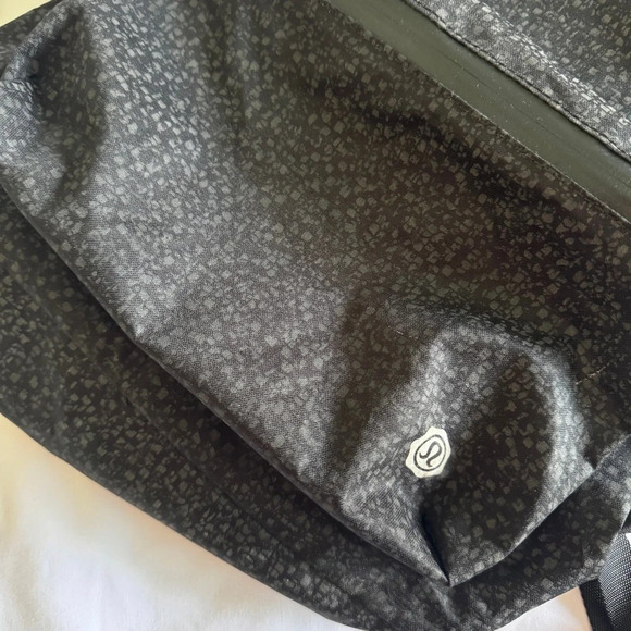 ✨ RARE 2018 Lululemon Seawheeze Mainstay Backpack Reflective - Picture 2 of 7